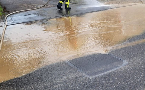 FW Bergheim: Abschlussmeldung: Mehrere Einsätze nach Starkregenereignis in Bergheim-Büsdorf Schlamm von zwei Feldern abgerutscht - Zahlreiche Keller unter Wasser - Stundenlanger Einsatz der Feuerwehr - Foto: presseportal.de