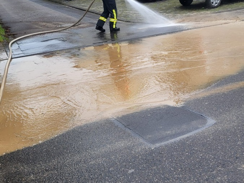 FW Bergheim: Abschlussmeldung: Mehrere Einsätze nach Starkregenereignis in Bergheim-Büsdorf Schlamm von zwei Feldern abgerutscht - Zahlreiche Keller unter Wasser - Stundenlanger Einsatz der Feuerwehr - Foto: presseportal.de