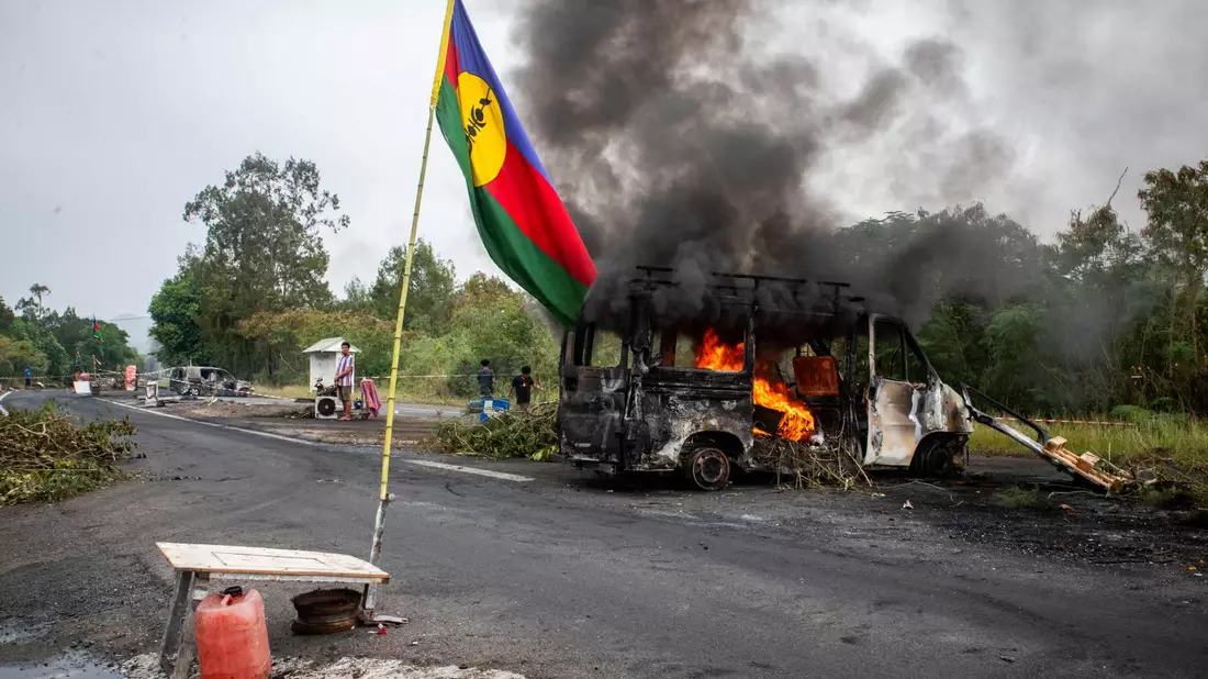 Ein brennendes Fahrzeug an einer Straßensperre: Frankreich hat den Ausnahmezustand verhängt. - Bild: Delphine Mayeur/AFP/dpa