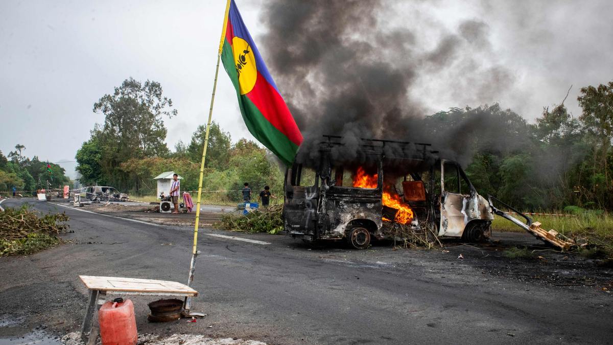 Ein brennendes Fahrzeug an einer Straßensperre: Frankreich hat den Ausnahmezustand verhängt. - Foto: Delphine Mayeur/AFP/dpa