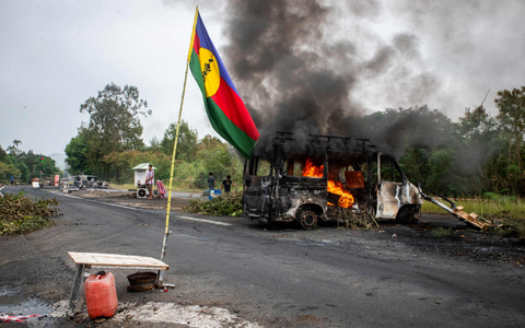 Ein brennendes Fahrzeug an einer Straßensperre: Frankreich hat den Ausnahmezustand verhängt. - Foto: Delphine Mayeur/AFP/dpa