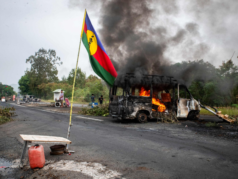Ein brennendes Fahrzeug an einer Straßensperre: Frankreich hat den Ausnahmezustand verhängt. - Foto: Delphine Mayeur/AFP/dpa