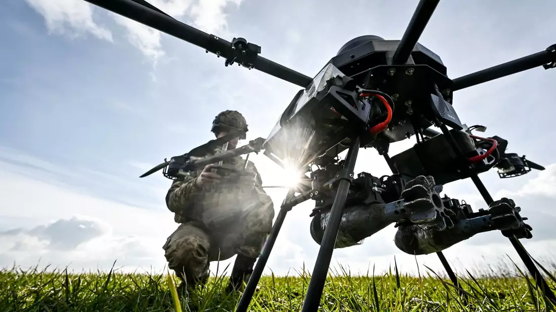 Ein Soldat startet eine Drohne, ein ukrainisches unbemanntes Kampfflugzeug (UCAV). - Bild: ukrin/dpa