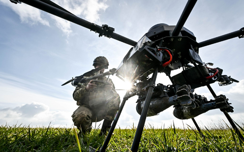 Ein Soldat startet eine Drohne, ein ukrainisches unbemanntes Kampfflugzeug (UCAV). - Foto: ukrin/dpa