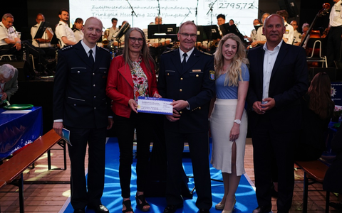 POL-HPE: Start des Hessentags 2024 in Fritzlar - Innenminister Prof. Dr. Roman Poseck eröffnet Polizei Bistro - Foto: presseportal.de POL-HPE: Start des Hessentags 2024 in Fritzlar - Innenminister Prof. Dr. Roman Poseck eröffnet Polizei Bistro - Foto: presseportal.de