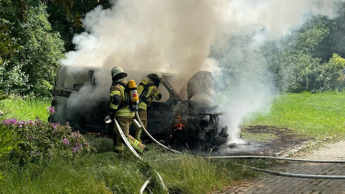 FW-OLL: Transporter brennt aus - ein Übergreifen des Feuers wurde verhindert - Foto: presseportal.de