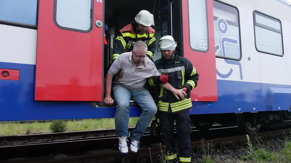 FW Celle: Zugunglück in Celle - rund 200 Einsatzkräfte üben den Ernstfall im Celler Bahnhof. 30 Personen müssen durch die Einsatzkräfte gerettet werden. Aufwendige Einsatzübung am Samstag! - Bild: presseportal.de