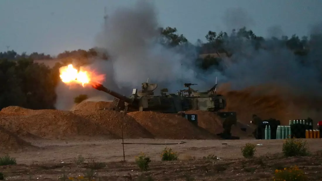 Eine israelische Panzerhaubitze feuert eine Granate ab. - Bild: Jamal Awad/Xinhua/dpa