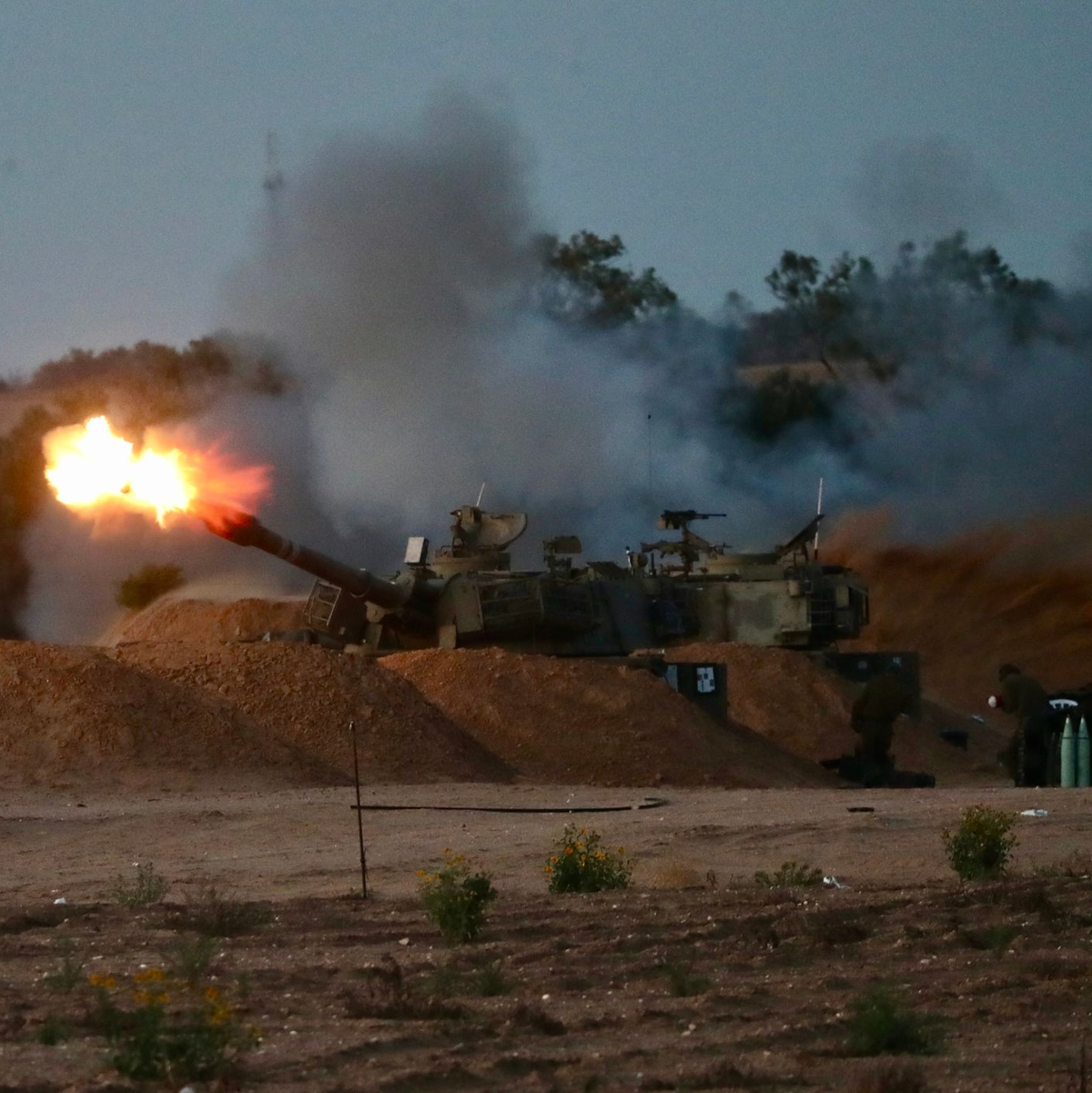 Eine israelische Panzerhaubitze feuert eine Granate ab. - Foto: Jamal Awad/Xinhua/dpa