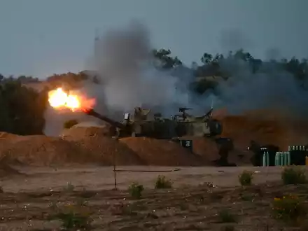 Eine israelische Panzerhaubitze feuert eine Granate ab. - Foto: Jamal Awad/Xinhua/dpa
