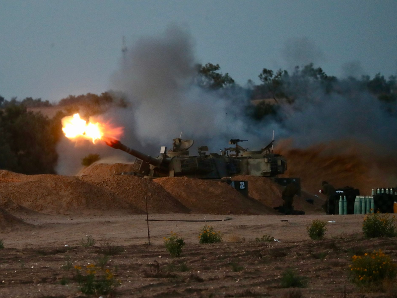 Eine israelische Panzerhaubitze feuert eine Granate ab. - Foto: Jamal Awad/Xinhua/dpa