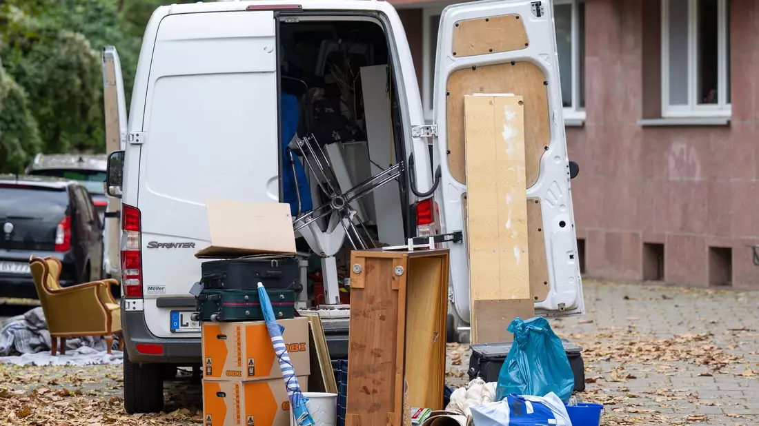 Möbel und Umzugskartons stehen vor einem Transporter an einem Wohnhaus in Leipzig. (Symbolbild) - Bild: Hendrik Schmidt/dpa