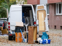 Möbel und Umzugskartons stehen vor einem Transporter an einem Wohnhaus in Leipzig. (Symbolbild) - Foto: Hendrik Schmidt/dpa