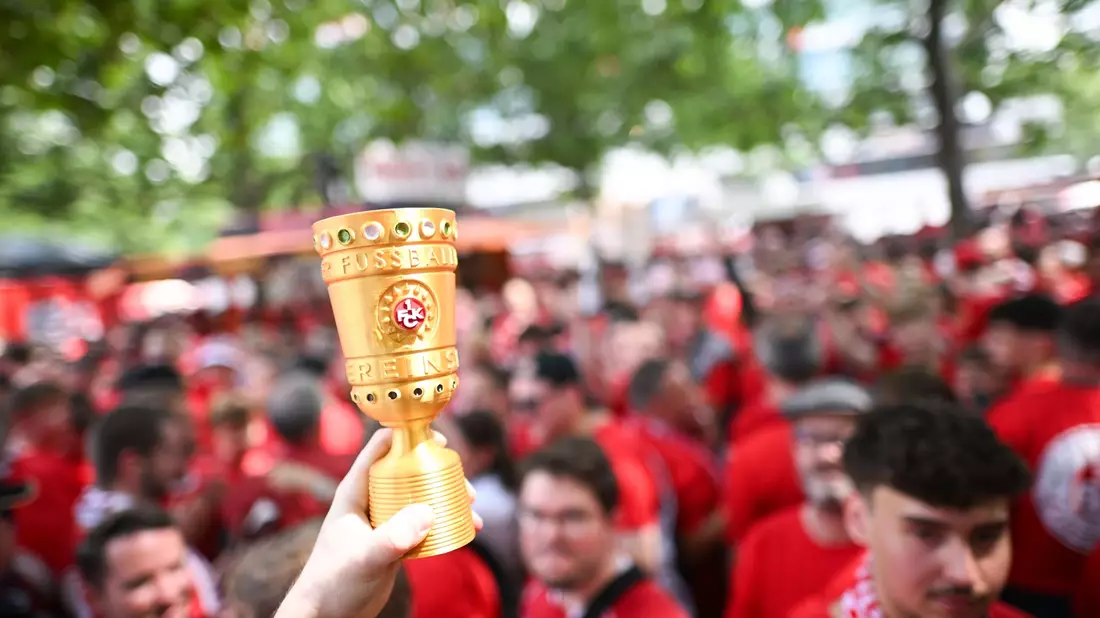 Fans des 1. FC Kaiserslautern feiern vor dem DFB-Pokal-Finale auf dem Breitscheidplatz. - Bild: Sebastian Christoph Gollnow/dpa