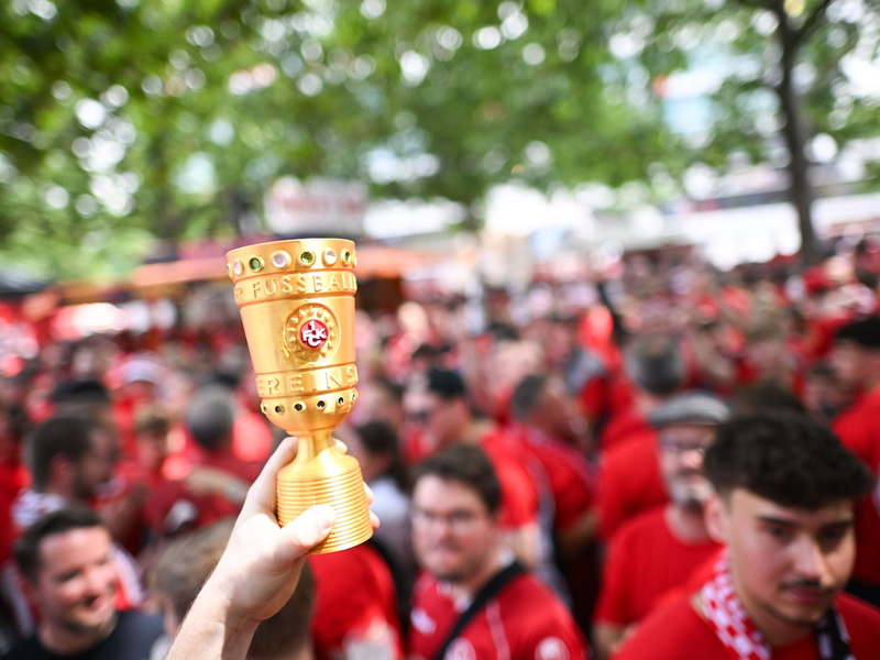 Fans des 1. FC Kaiserslautern feiern vor dem DFB-Pokal-Finale auf dem Breitscheidplatz. - Foto: Sebastian Christoph Gollnow/dpa