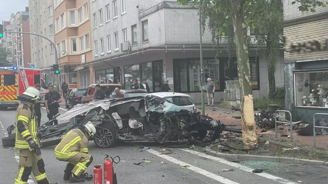 FW Bremerhaven: Pkw kollidiert mit Straßenbaum- ein Schwerverletzter - Bild: presseportal.de