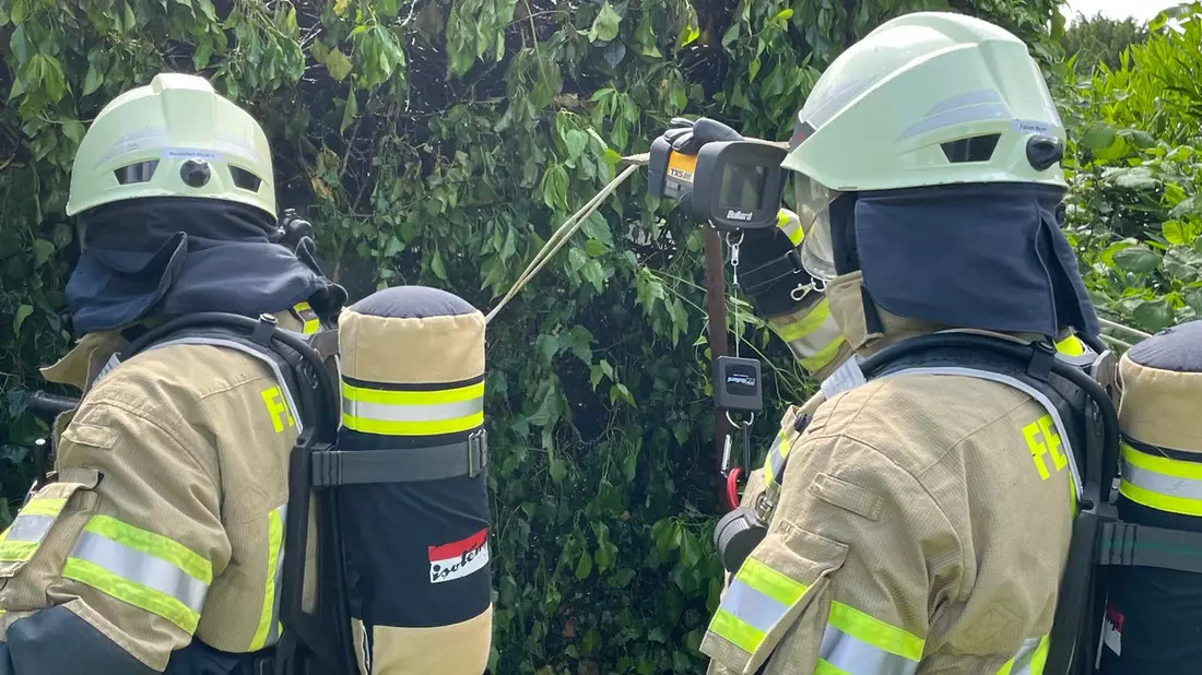 FW Lehrte: Gas-Abflammgerät gegen Unkraut setz Hecke in brand - Bild: presseportal.de