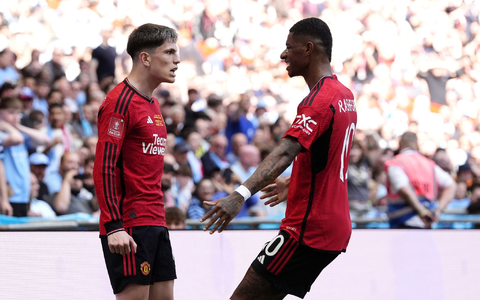 Brachte United in Führung: Alejandro Garnacho (l). - Foto: Nick Potts/PA Wire/dpa Brachte United in Führung: Alejandro Garnacho (l). - Foto: Nick Potts/PA Wire/dpa