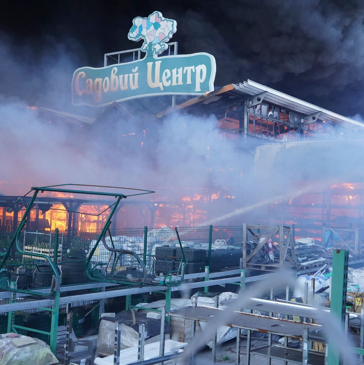 Bei einem russischen Luftangriff auf die ostukrainische Großstadt Charkiw wurde nach offiziellen Angaben ein Baumarkt getroffen. - Foto: Andrii Marienko/AP/dpa