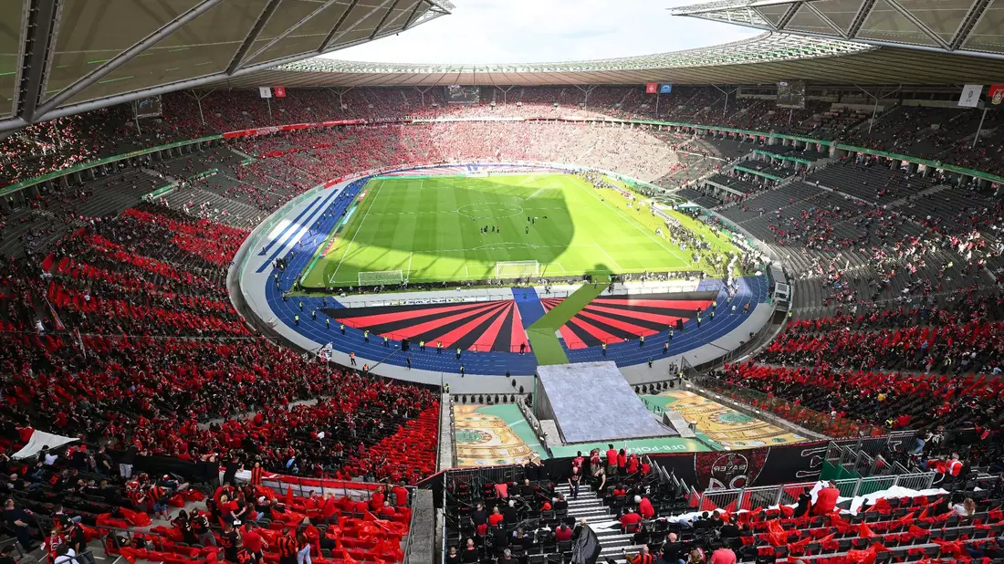 Leverkusen krönte die erfolgreichste Saison der Vereinsgeschichte mit dem Gewinn des DFB-Pokals. - Bild: Sebastian Christoph Gollnow/dpa