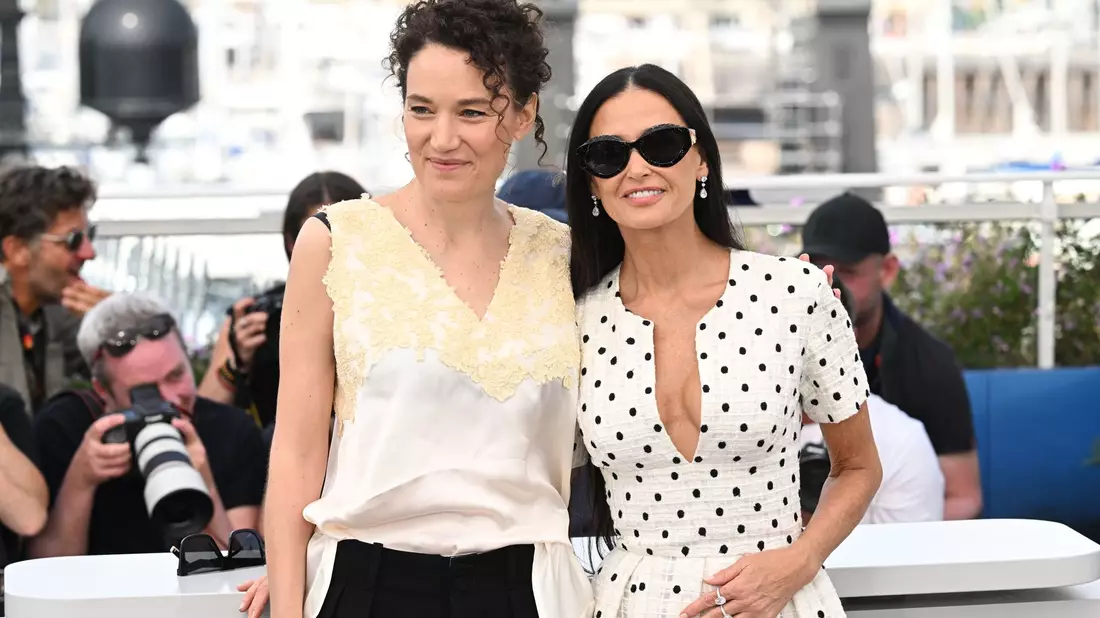 Für das Drehbuch zu ihrem Film mit Schauspielerin Demi Moore (r) wurde Regisseurin Coralie Fargeat (l) in Cannes ausgezeichnet. - Bild: Doug Peters/PA Wire/dpa