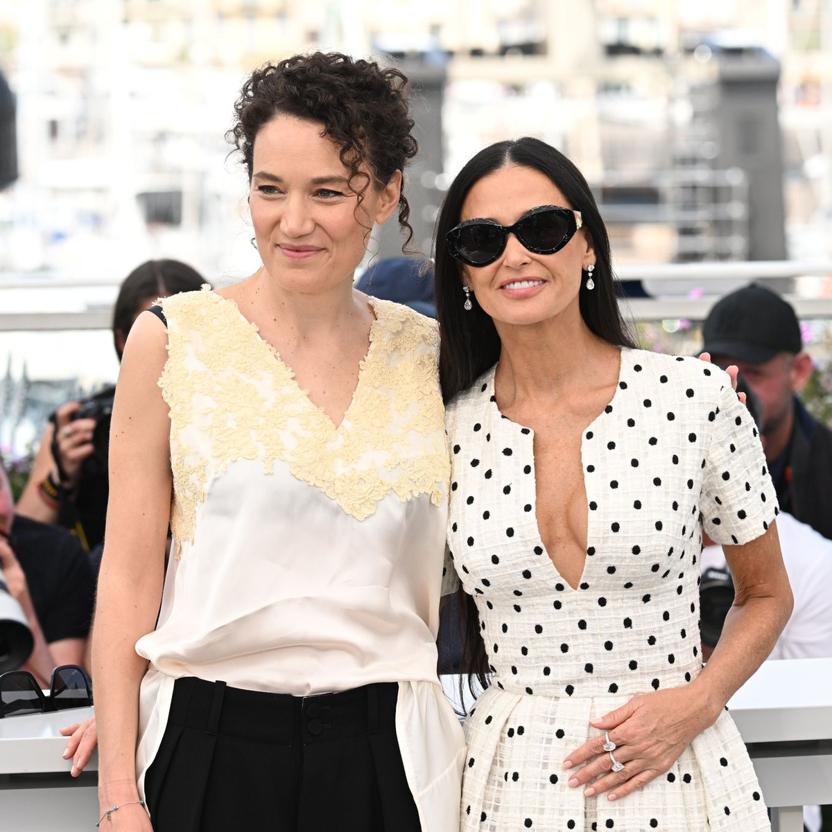 Für das Drehbuch zu ihrem Film mit Schauspielerin Demi Moore (r) wurde Regisseurin Coralie Fargeat (l) in Cannes ausgezeichnet. - Foto: Doug Peters/PA Wire/dpa