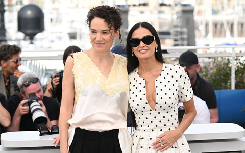 Für das Drehbuch zu ihrem Film mit Schauspielerin Demi Moore (r) wurde Regisseurin Coralie Fargeat (l) in Cannes ausgezeichnet. - Foto: Doug Peters/PA Wire/dpa