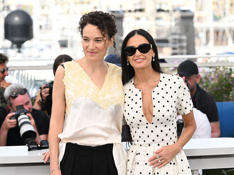 Für das Drehbuch zu ihrem Film mit Schauspielerin Demi Moore (r) wurde Regisseurin Coralie Fargeat (l) in Cannes ausgezeichnet. - Foto: Doug Peters/PA Wire/dpa