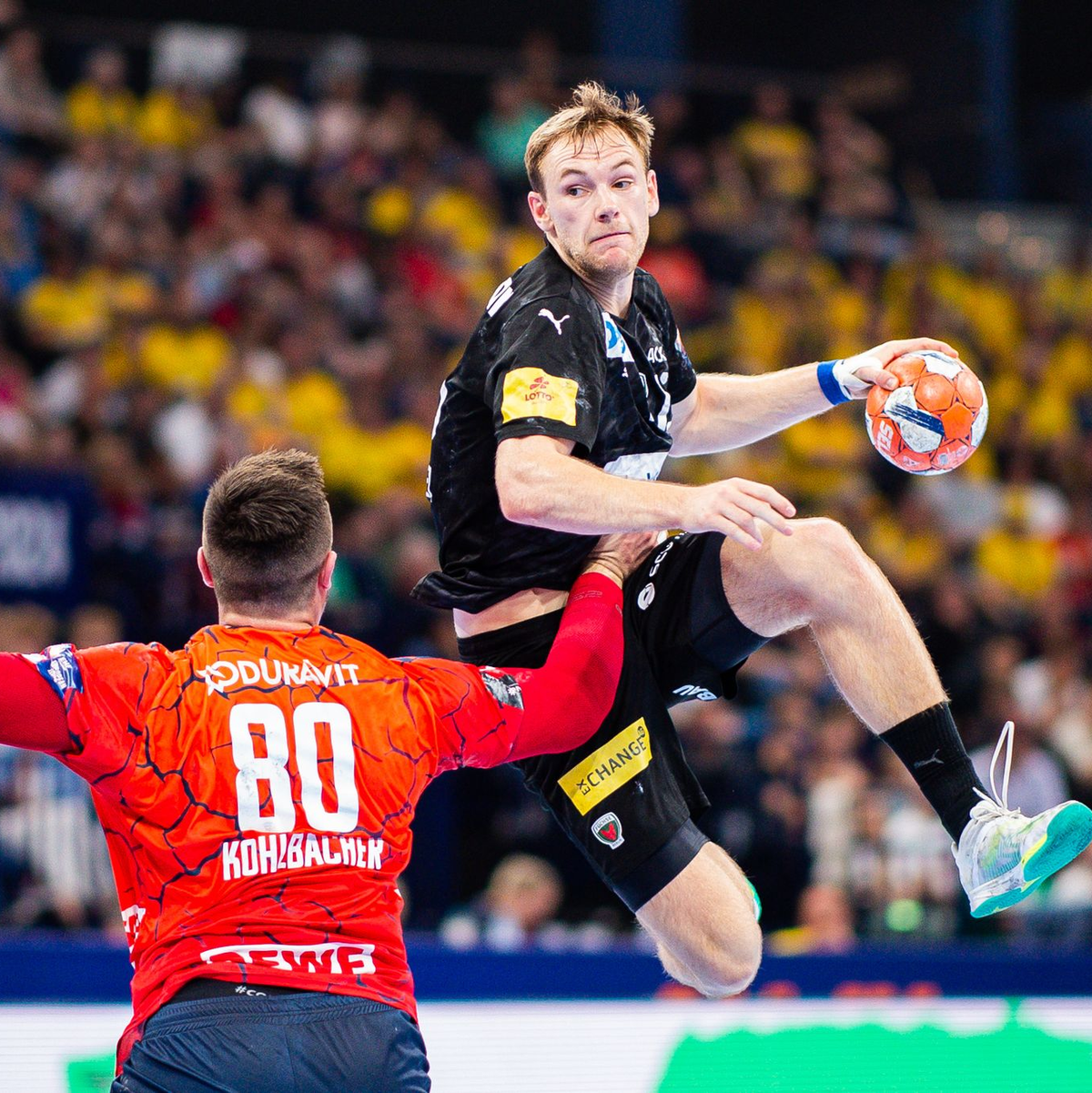 Mathias Gidsel (r) und die Füchse stehen erneut im Finale der European League. - Foto: Noah Wedel/dpa