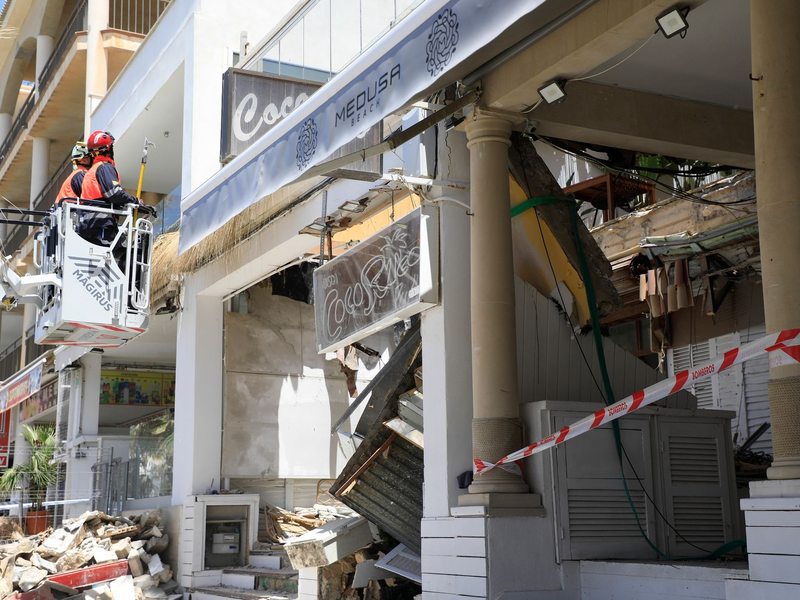 Feuerwehrleute arbeiten nach dem Einsturz am Gebäude des Medusa Beach Club auf Mallorca. - Foto: Clara Margais/dpa