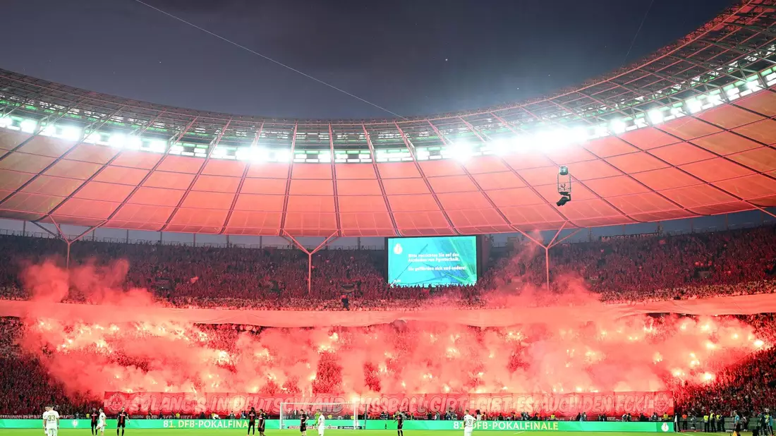 Kaiserslauterns Fans sorgten kurz nach Beginn der zweiten Halbzeit für eine Spielunterbrechung. - Bild: Federico Gambarini/dpa