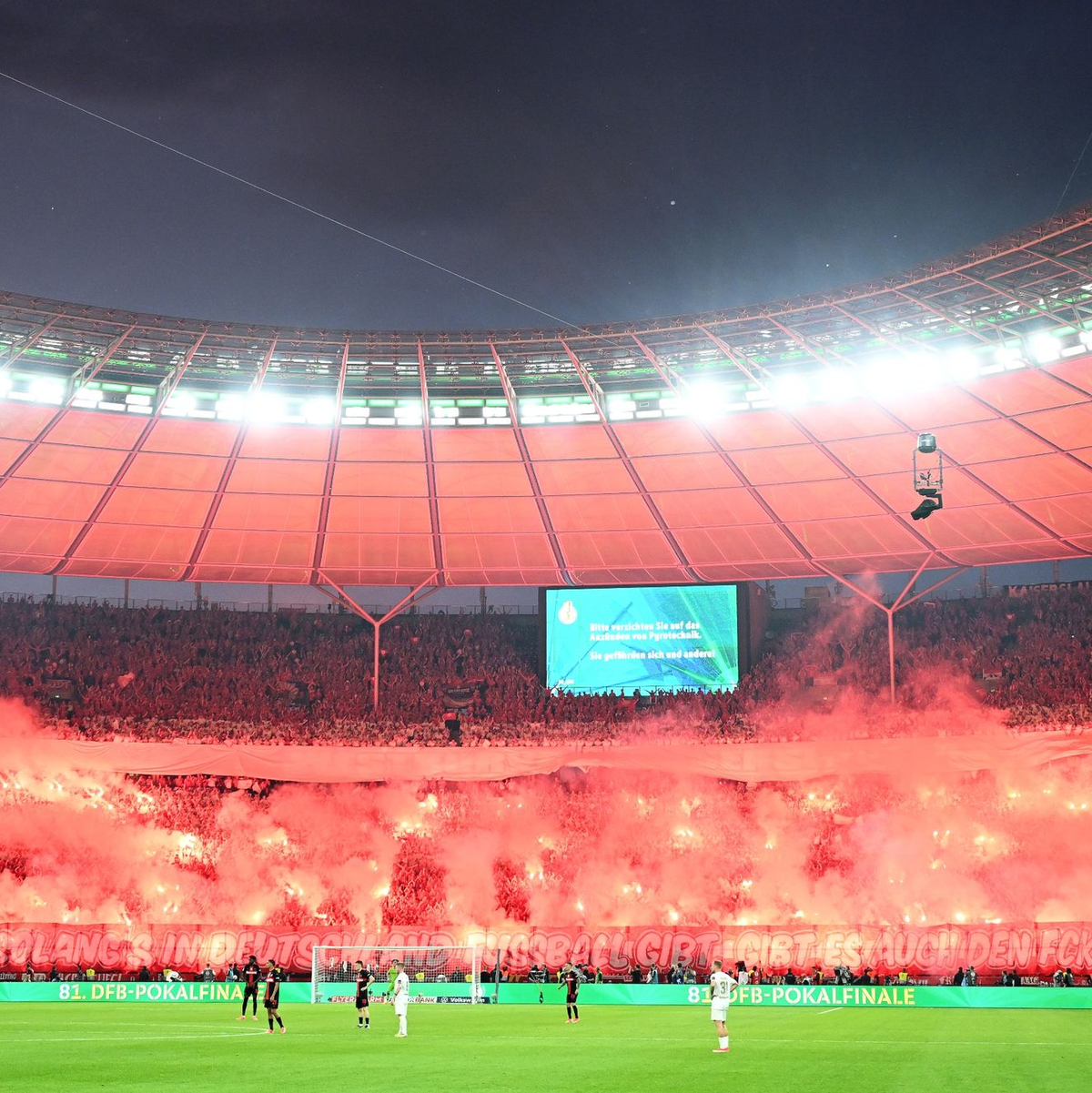 Kaiserslauterns Fans sorgten kurz nach Beginn der zweiten Halbzeit für eine Spielunterbrechung. - Foto: Federico Gambarini/dpa