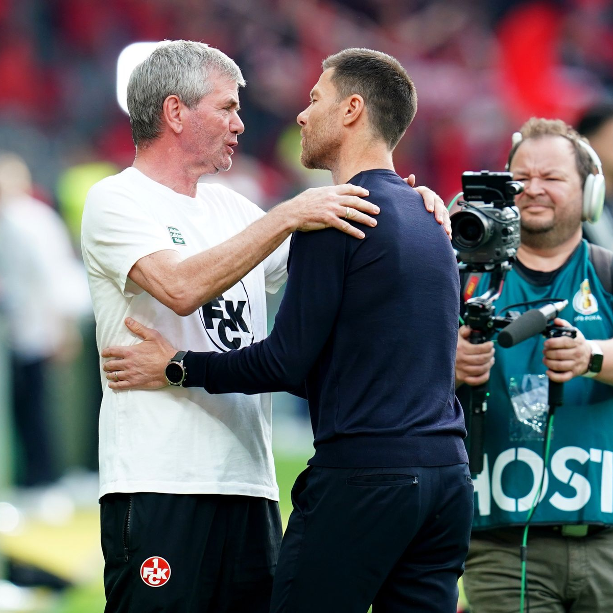 Kaiserslauterns Trainer Friedhelm Funkel (l) und Bayer-Coach Xabi Alonso begrüßen sich vor der Partie. - Foto: Uwe Anspach/dpa