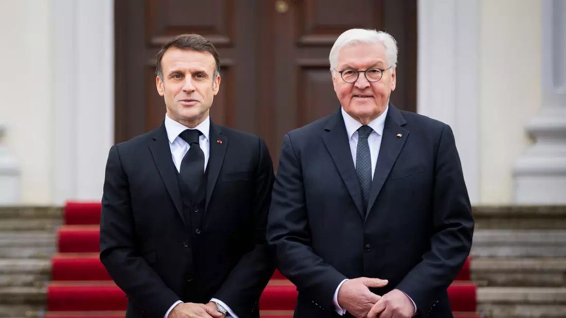 Der französische Präsident, Emmanuel Macron, wird heute in Berlin eintreffen und dann zunächst mit Bundespräsident Frank-Walter Steinmeier das Demokratiefest im Regierungsviertel zur Feier von 75 Jahren Grundgesetz besuchen. - Bild: Christoph Soeder/dpa
