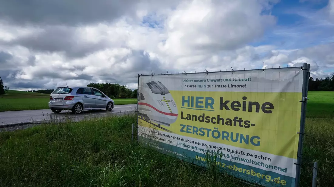 Zwanzig Jahre nach der Vertragsunterzeichnung zum Bau des Brennerbasistunnels gibt es auf deutscher Seite noch nicht einmal eine fertige Planung für die Zuleitung zum längsten europäischen Eisenbahntunnel. - Bild: Uwe Lein/dpa