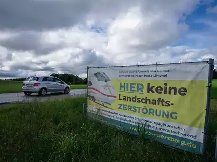 Zwanzig Jahre nach der Vertragsunterzeichnung zum Bau des Brennerbasistunnels gibt es auf deutscher Seite noch nicht einmal eine fertige Planung für die Zuleitung zum längsten europäischen Eisenbahntunnel. - Foto: Uwe Lein/dpa