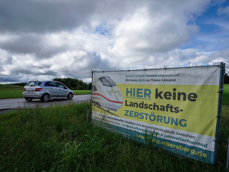 Zwanzig Jahre nach der Vertragsunterzeichnung zum Bau des Brennerbasistunnels gibt es auf deutscher Seite noch nicht einmal eine fertige Planung für die Zuleitung zum längsten europäischen Eisenbahntunnel. - Foto: Uwe Lein/dpa