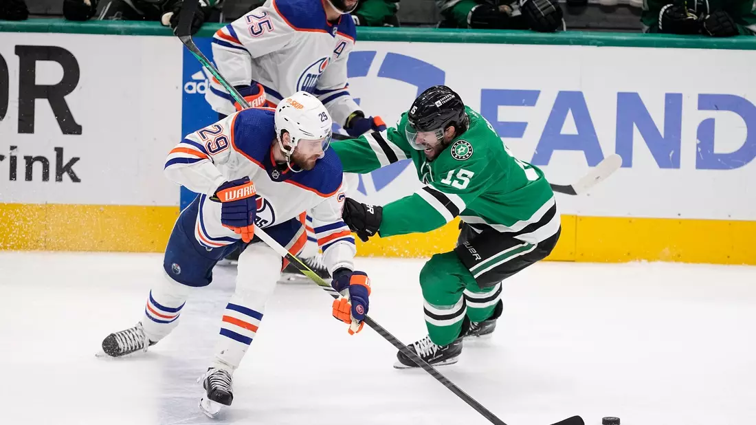 Leon Draisaitl (v) unterlag mit den Oilers bei den Dallas Stars. - Bild: Tony Gutierrez/AP/dpa