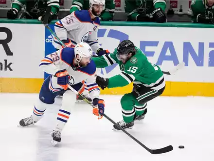 Leon Draisaitl (v) unterlag mit den Oilers bei den Dallas Stars. - Foto: Tony Gutierrez/AP/dpa
