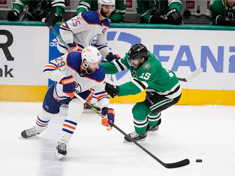 Leon Draisaitl (v) unterlag mit den Oilers bei den Dallas Stars. - Foto: Tony Gutierrez/AP/dpa