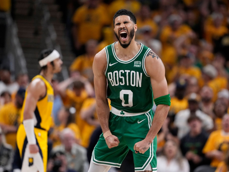 Die Boston Celtics um Jayson Tatum waren das beste Team der regulären NBA-Saison und ziehen bislang auch souverän durch die Playoffs. - Foto: Michael Conroy/AP