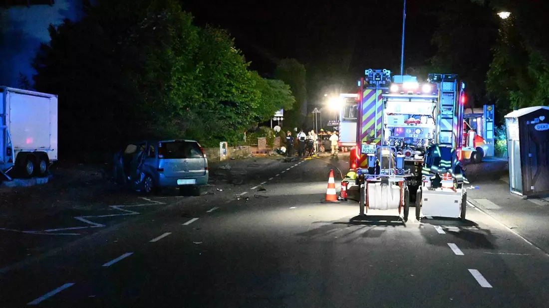 FW Pulheim: PKW erfasst Fußgänger und dieser verstirbt an Unfallstelle - Bild: presseportal.de