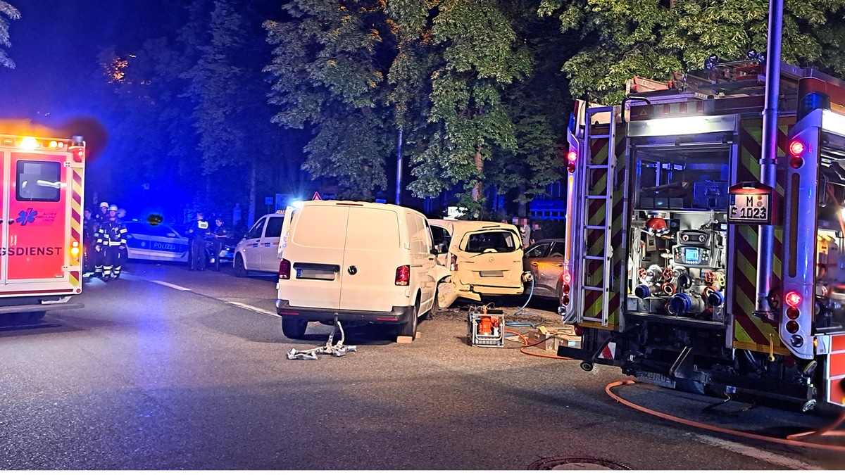FW-M: Schwerer Verkehrsunfall fordert mehrere Verletzte (Maxvorstadt) - Foto: presseportal.de