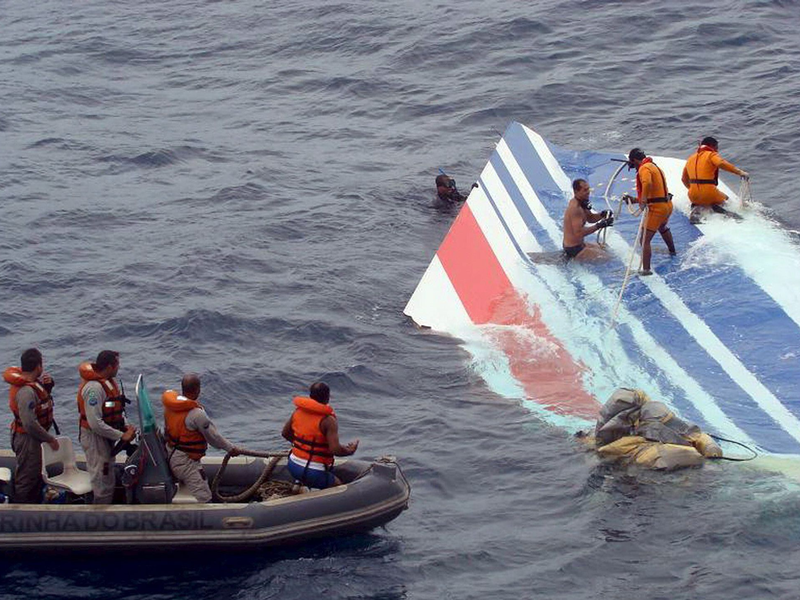 Ein Wrackteil der abgestürzten Air-France-Maschine AF447 wird von einem Rettungsteam der brasilianischen Marine im Atlantik geborgen. - Foto: epa/dpa
