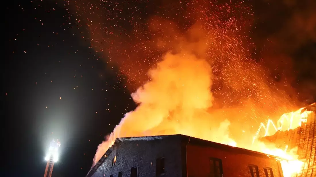 FW-SE: Feuer zerstört Wohnanlage - Bild: presseportal.de