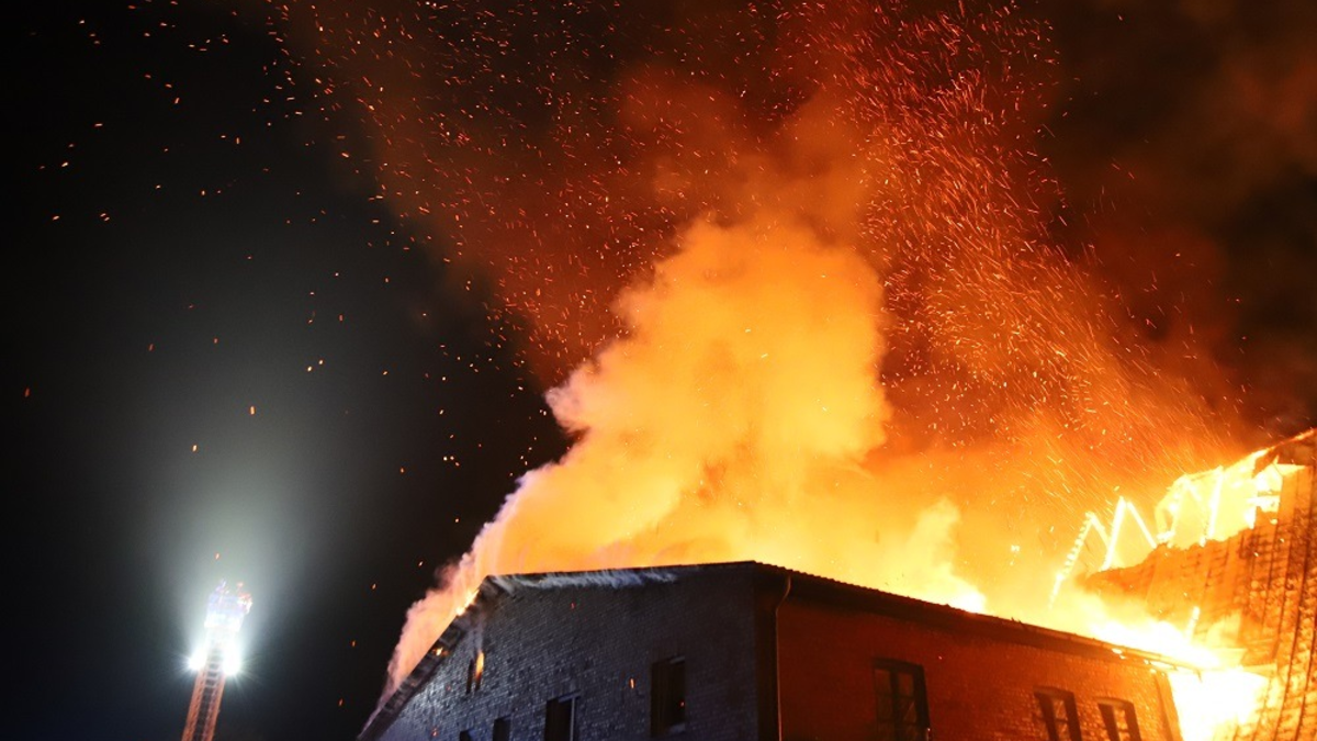 FW-SE: Feuer zerstört Wohnanlage - Foto: presseportal.de