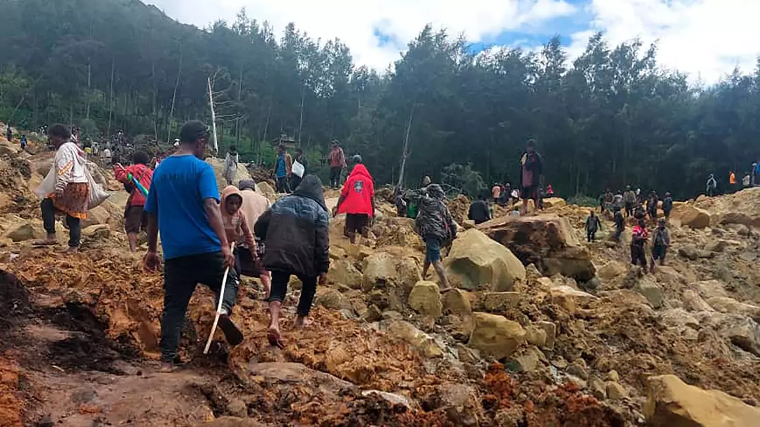Nach einem Erdrutsch werden im abgelegenen Hochland Papua-Neuguineas Hunderte Tote befürchtet. Einige Dörfer wurden komplett verschüttet. - Bild: Benjamin Sipa/International Organization for Migration/AP/dpa