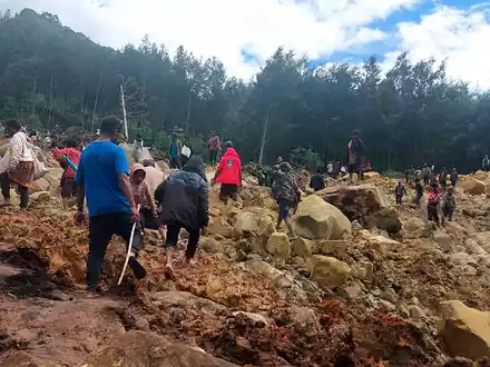Nach einem Erdrutsch werden im abgelegenen Hochland Papua-Neuguineas Hunderte Tote befürchtet. Einige Dörfer wurden komplett verschüttet. - Foto: Benjamin Sipa/International Organization for Migration/AP/dpa