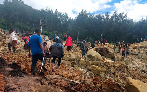 Nach einem Erdrutsch werden im abgelegenen Hochland Papua-Neuguineas Hunderte Tote befürchtet. Einige Dörfer wurden komplett verschüttet. - Foto: Benjamin Sipa/International Organization for Migration/AP/dpa