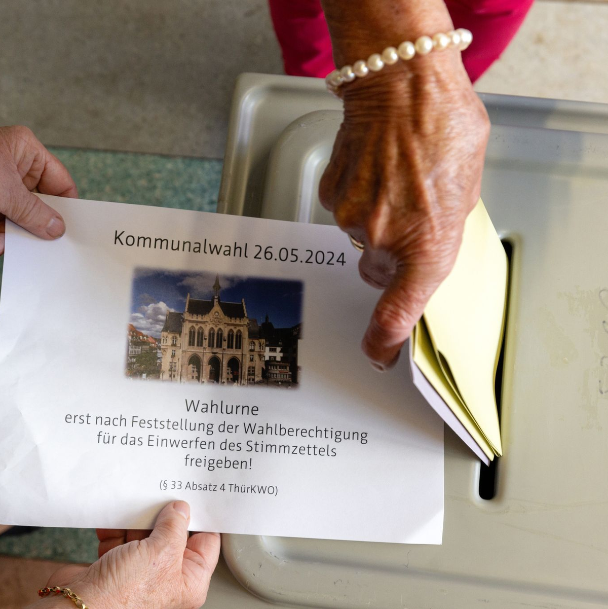 Gewählt werden in Thüringen unter anderem 17 Kreistage, Stadträte und Oberbürgermeister in den fünf kreisfreien Städten und Landräte in 13 Landkreisen. - Foto: Michael Reichel/dpa